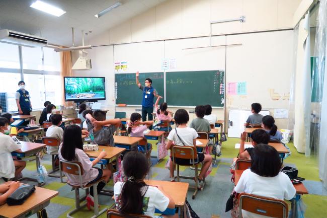 地球温暖化や森の役割について講義を受けます