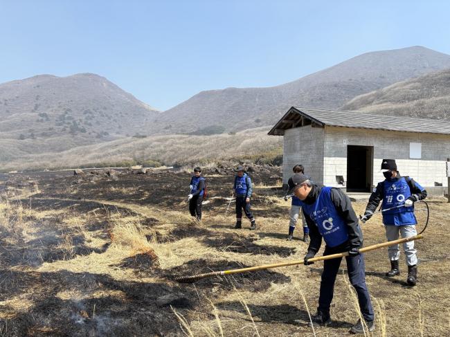 完全に火が消えるまで念入りに消火作業をします
