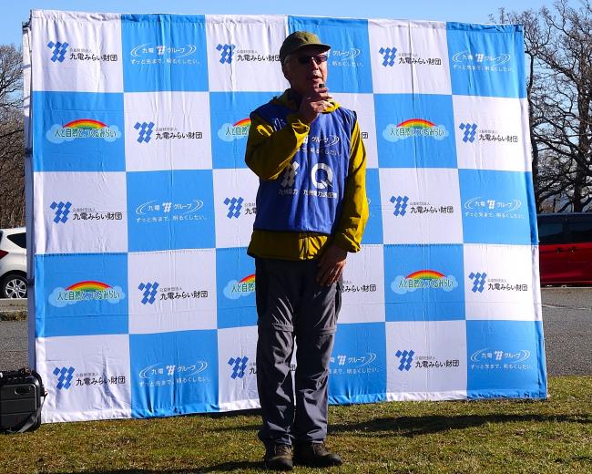 くじゅうネイチャーガイドクラブの増田さんから登山時の注意事項を説明