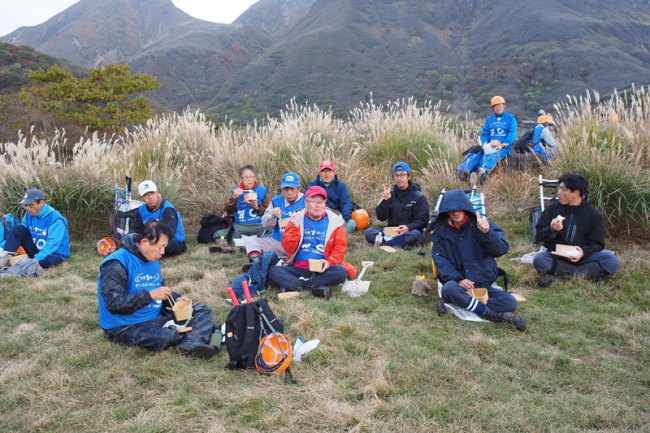 坊ガツル湿原まで下山後、お弁当タイム