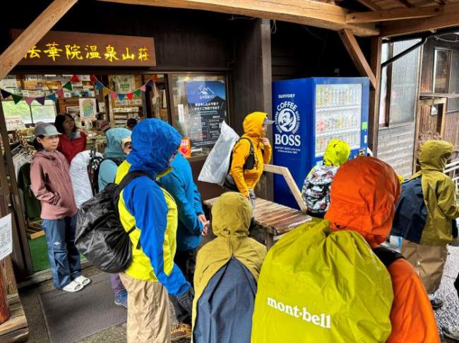 さぁ、いざ出発の時です!雨具の装着を念入りに