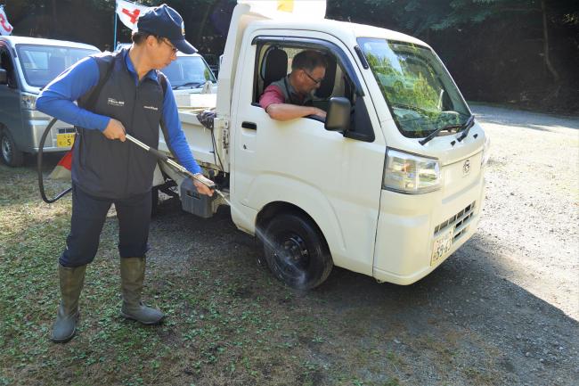 湿原に外来種の種を持ち込まない様に、車のタイヤ洗浄を念入りに行います