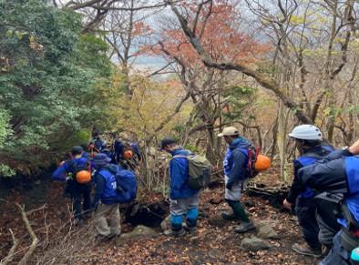 持ってきた資機材をリュックに入れて下山開始