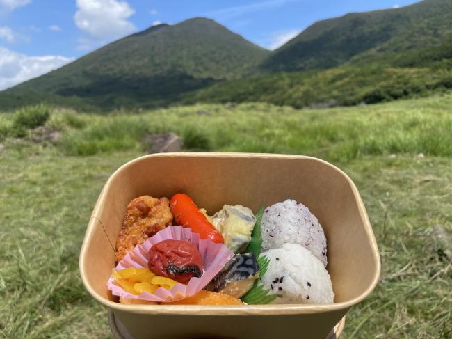 平治岳を背景に今回のお弁当です