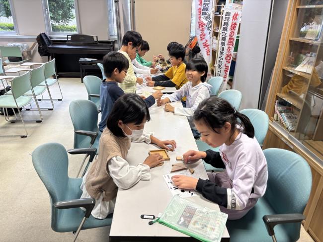 待ち時間には木のパズルで頭の体操