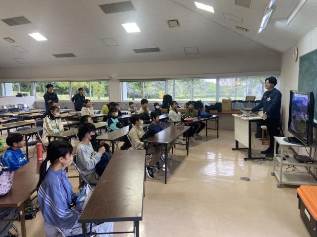 雨天時では霧島自然ふれあいセンターにて講話