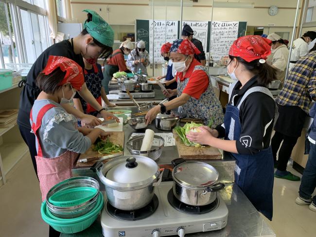地元の方々と一緒に郷土料理作り(混ぜご飯、だご汁、手のひら団子)