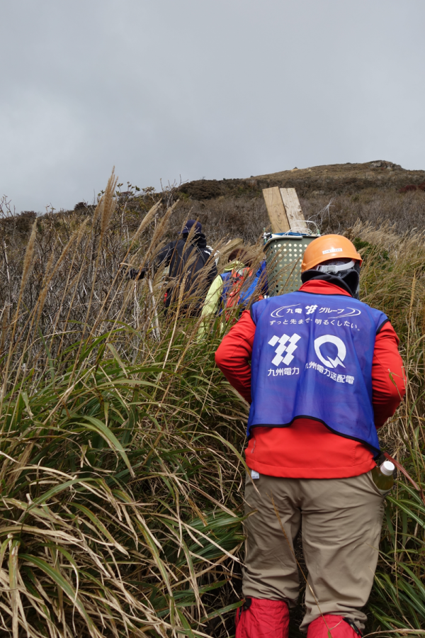 資機材を作業現場まで運搬します