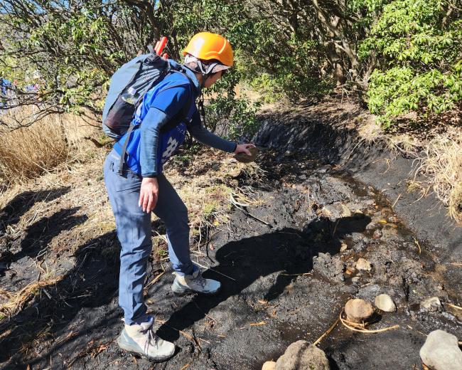 登山道で悪路となっているところに石を埋めて、整備します